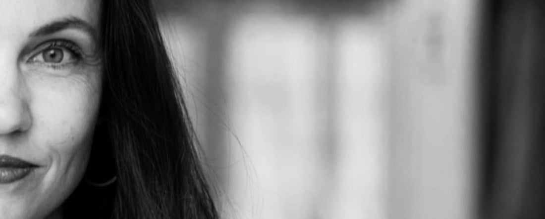 Eine Gesichtshälfte der Keramikerin und Autorin Serena Maria Zimmermann